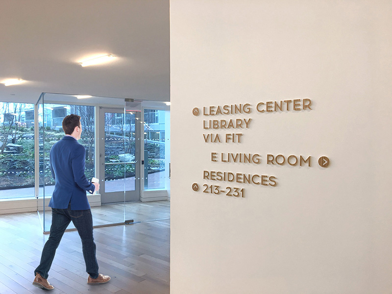 Floor directional sign
